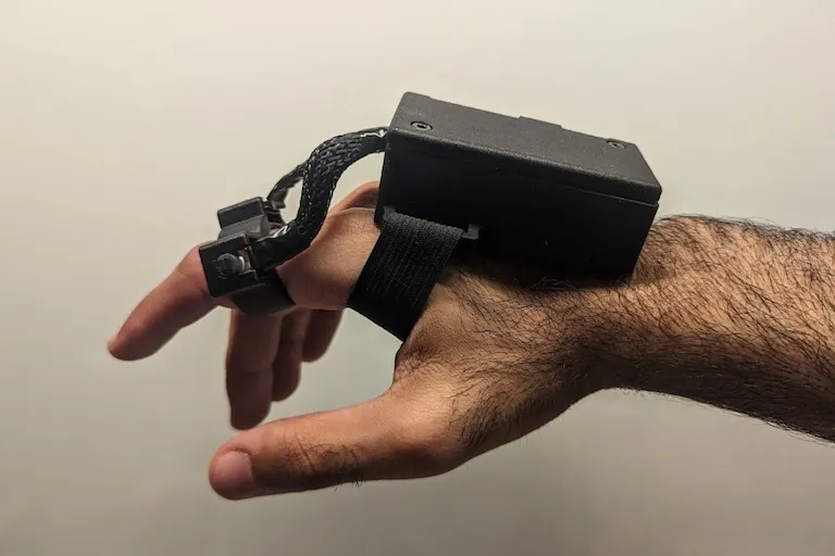 Este é um dispositivo vestível de IA multimodal codificado pelo GPT-4