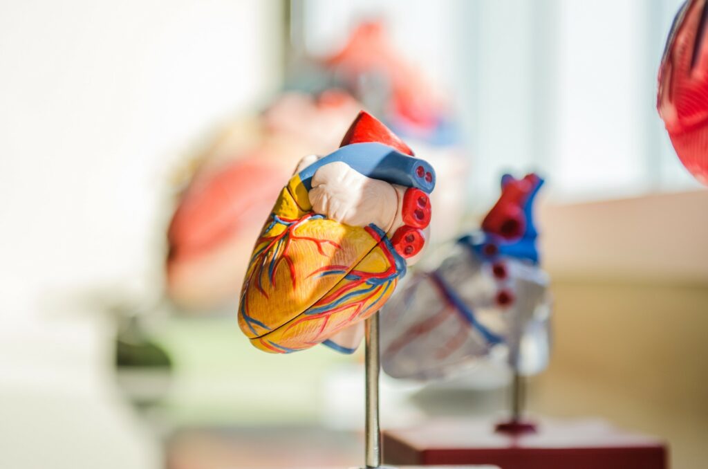 A inteligência artificial coletiva na cirurgia pode analisar grandes conjuntos de dados de vídeos cirúrgicos e identificar padrões e melhores práticas.