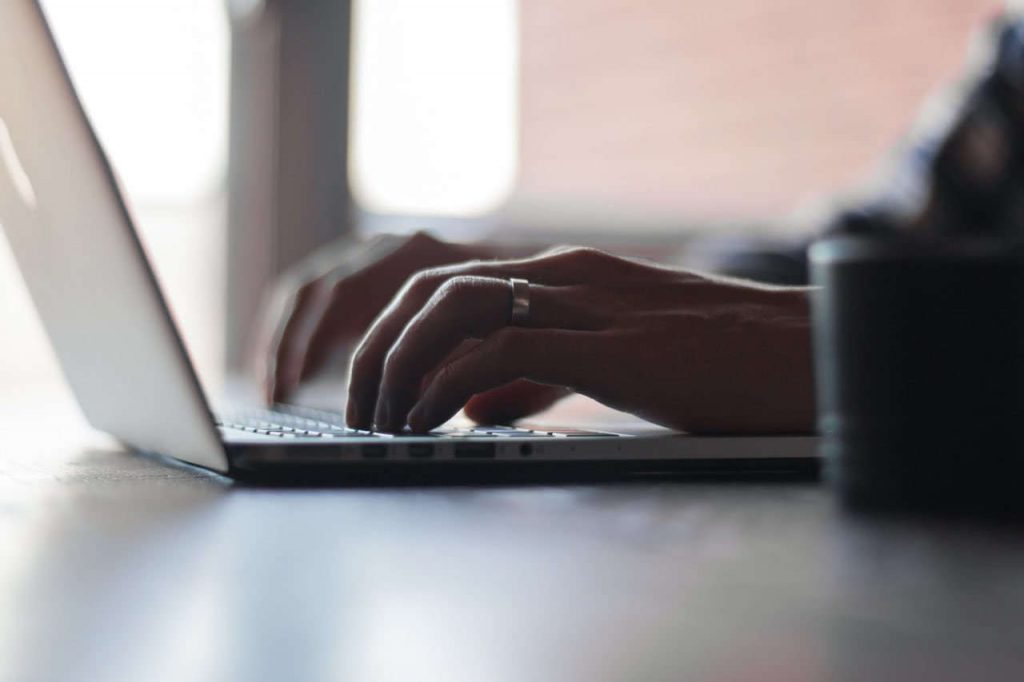 Trabalhando no Computador como Freelancer