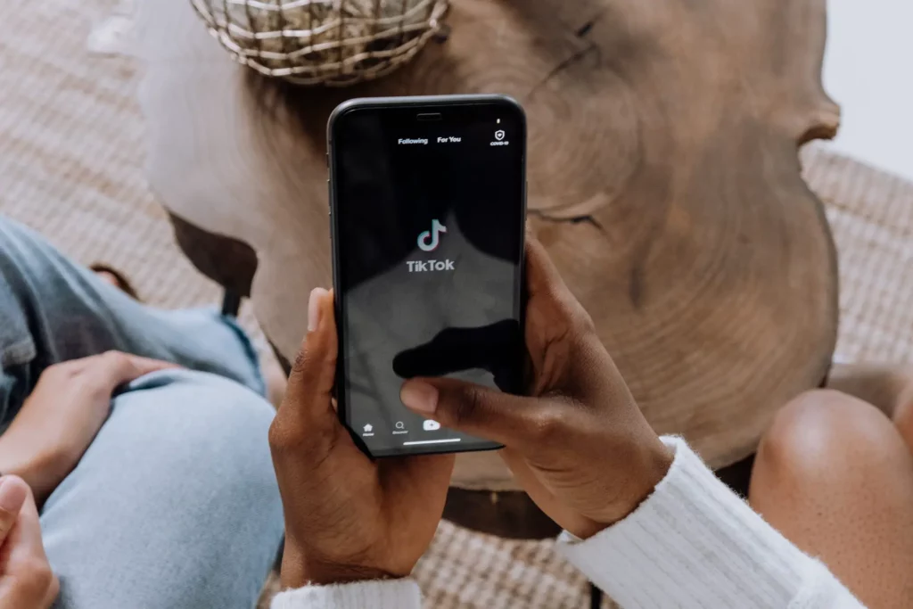 Filtro reverso de arte AI TikTok tendência não é tudo sobre imagens “picantes”