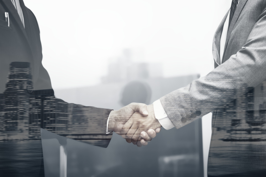 As capacidades de compreensão de linguagem do NLP permitem uma revisão de contrato mais rápida e precisa, identificando possíveis erros, inconsistências e informações faltantes, o que, em última instância, leva a acordos mais rápidos.
