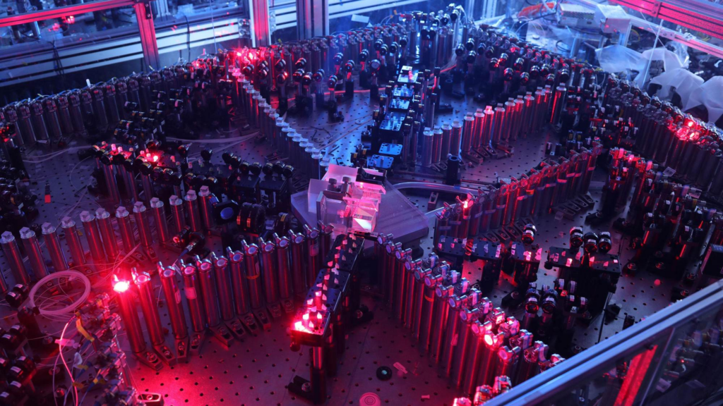O computador quântico Jiuzhang (acima) superou o melhor algoritmo clássico conhecido em um teste de computação. Foto: Universidade de Ciência e Tecnologia da China