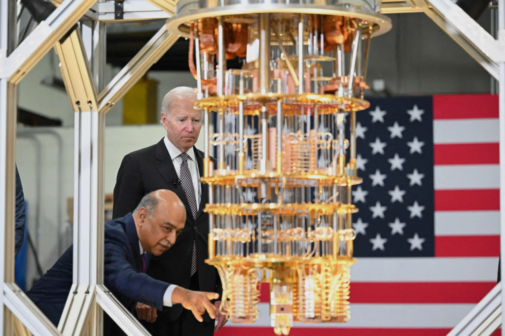 O presidente dos Estados Unidos, Joe Biden, e o CEO da IBM, Arvind Krishna, em 2022. Foto: TNS.