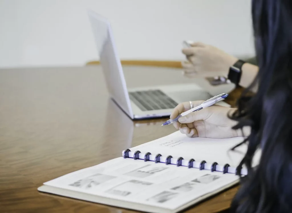 Inteligência artificial na contabilidade pode identificar padrões e tendências nos dados financeiros que podem não ser visíveis para os analistas humanos.
