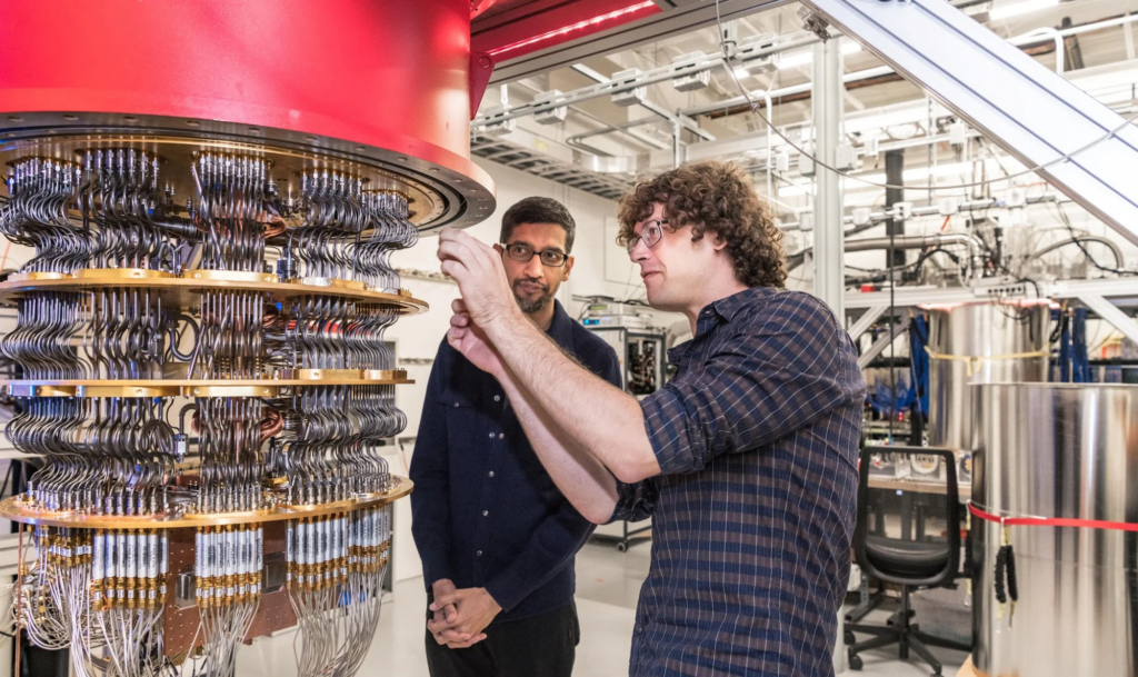 CEO do Google, Sundar Pichai (à esquerda), e Daniel Sank com um dos computadores quânticos do Google em um laboratório em Santa Barbara, Califórnia, EUA, em 2019. Foto: Reuters