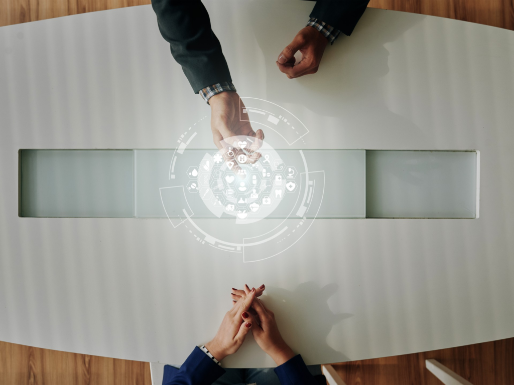 O Processamento de Linguagem Natural (NLP) pode ajudar na redação de contratos de forma mais eficiente, fornecendo sugestões de linguagem e garantindo o uso consistente da linguagem ao longo do documento.