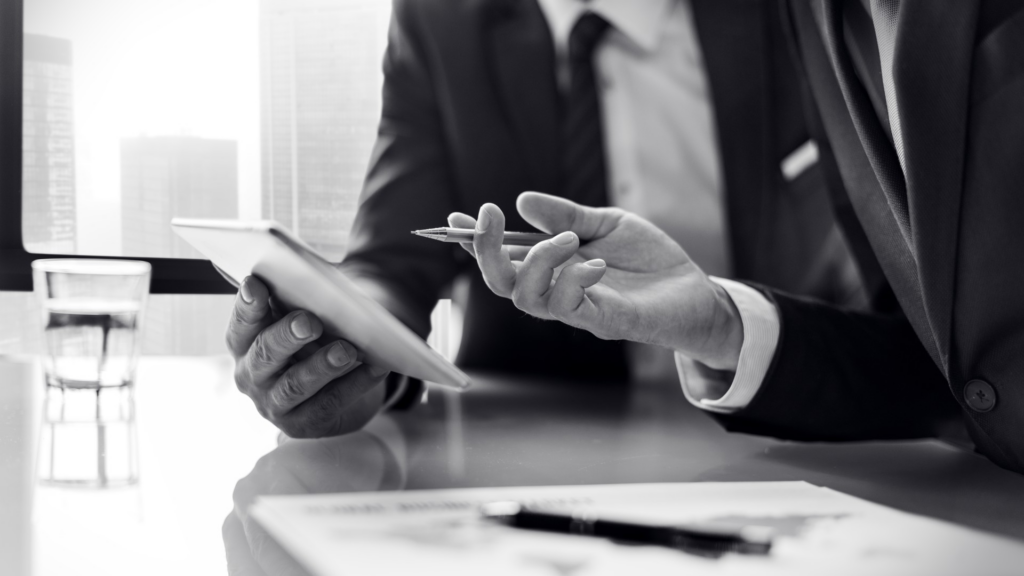 As informações obtidas através do Processamento de Linguagem Natural (NLP) podem ajudar as empresas a compreender as preferências e tendências das partes contratantes, resultando em negociações mais informadas e bem-sucedidas.
